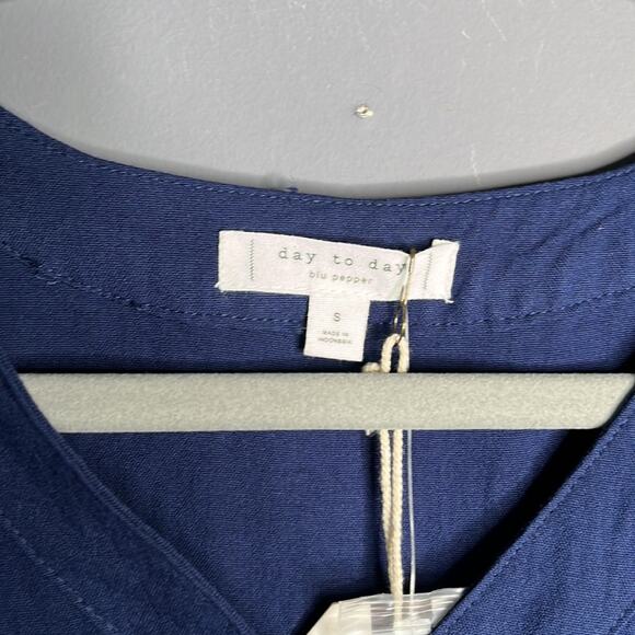 Day to Day Navy Blue Button Down Tunic Size Small - Picture 2 of 11